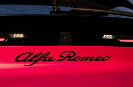 „Alfa Romeo“-Emblem, Schwarz glänzend – Alfa Romeo Junior